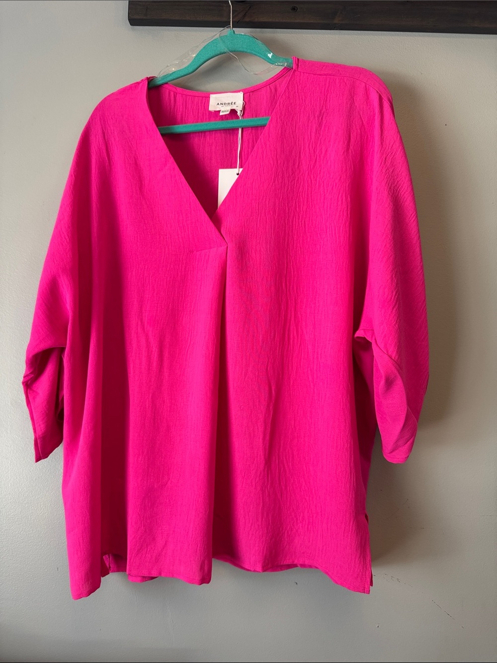 Andree by Unit Fuchsia V-Neck Relaxed Tunic Top